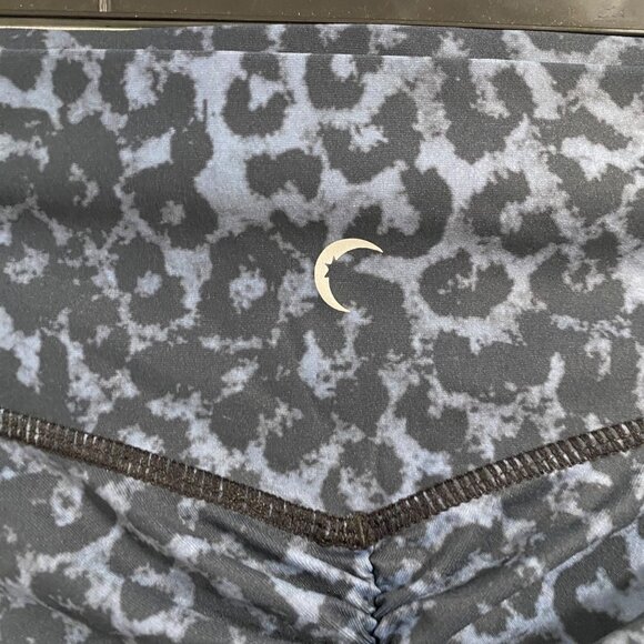 Zyia Light N Luxe Scrunch Stone Leopard 7/8  Leggings Size 8 -10 - Picture 3 of 8